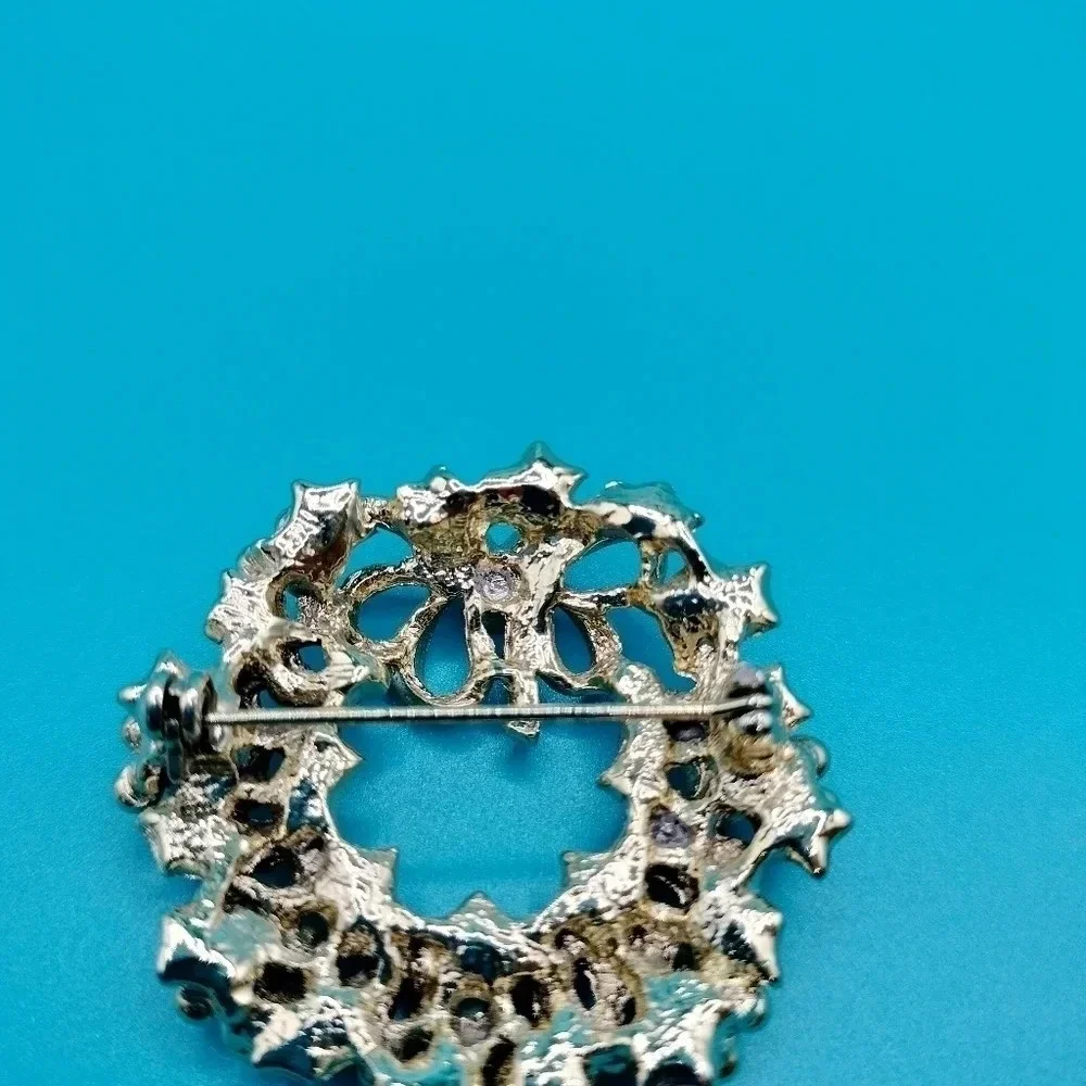 Gold Tone Fashion Christmas Wreath Brooch Pin 1 1/2'